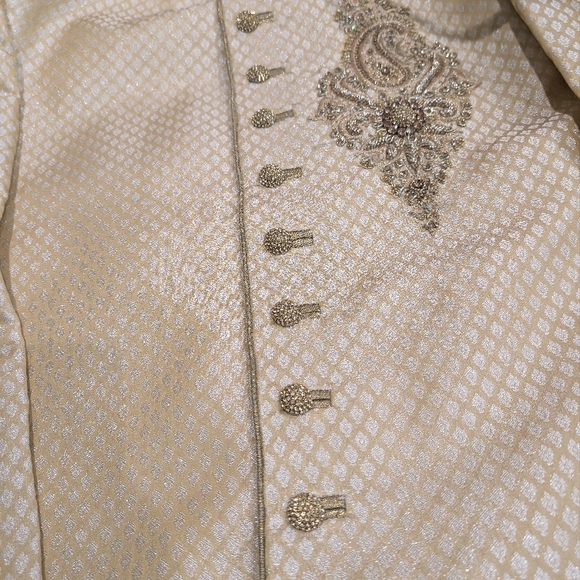 Manyavar Sherwani set with dupatta - Picture 2 of 15